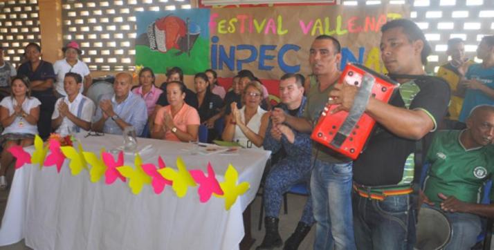 el_pollito_tocando_en_un_certamen_folclorico_en_la_carcel_judicial_de_valledupar_0